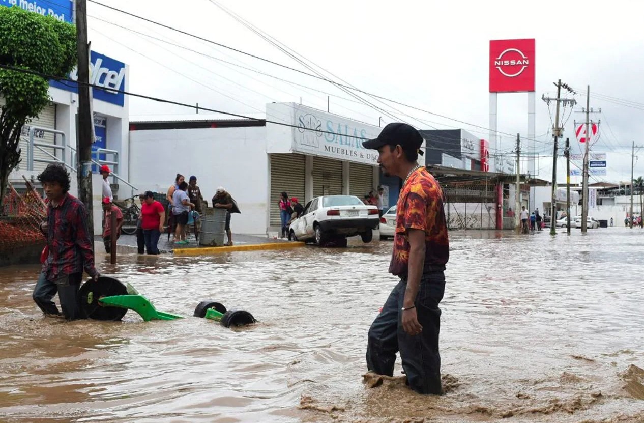 मैक्सिको में तबाही का मंजर, बाढ़ और भूस्खलन से पूरा गांव हुआ गायब, 64 लोगों की मौत