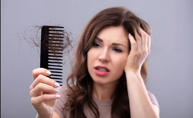 लगातार थकान और बाल झड़ना क्या सिर्फ तनाव का असर है या कोई गंभीर बीमारी? आइये जानते हैं