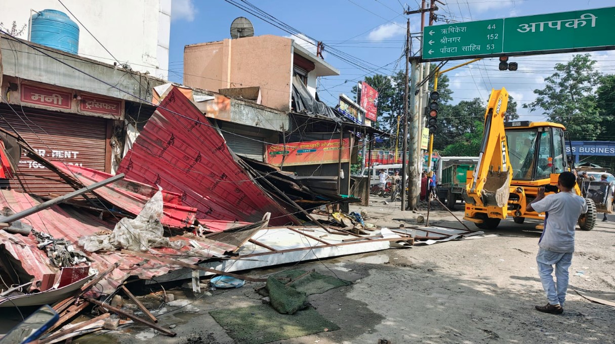 ट्रांसपोर्ट नगर में अतिक्रमण पर चला एमडीडीए और नगर निगम का संयुक्त बुलडोजर, दुकानों से हटाया गया अतिक्रमण