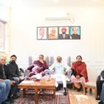 मन की बात के 128वें संस्करण को केंद्रीय राज्य मंत्री अजय टम्टा, पार्टी कार्यकर्ताओं के साथ सुनते कैबिनेट मंत्री गणेश जोशी