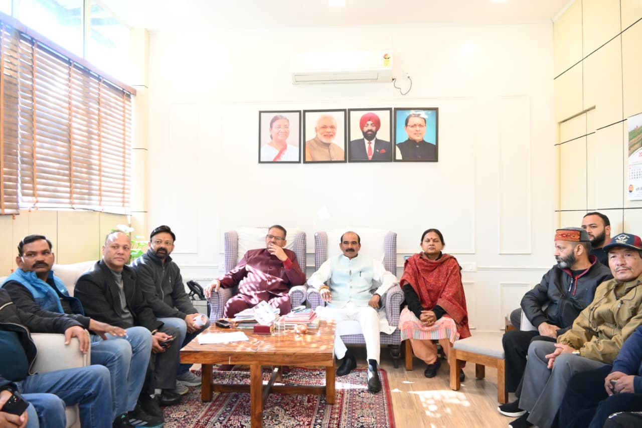 मन की बात के 128वें संस्करण को केंद्रीय राज्य मंत्री अजय टम्टा, पार्टी कार्यकर्ताओं के साथ सुनते कैबिनेट मंत्री गणेश जोशी