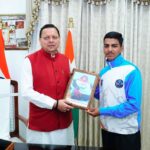 मुख्यमंत्री धामी से मिले माउंट एवरेस्ट फतह करने वाले 16 वर्षीय सचिन कुमार
