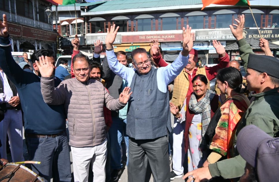 बिहार विधानसभा चुनाव में भाजपा की ऐतिहासिक जीत पर कैबिनेट मंत्री गणेश जोशी ने मसूरी में मनाया जीत का जश्न