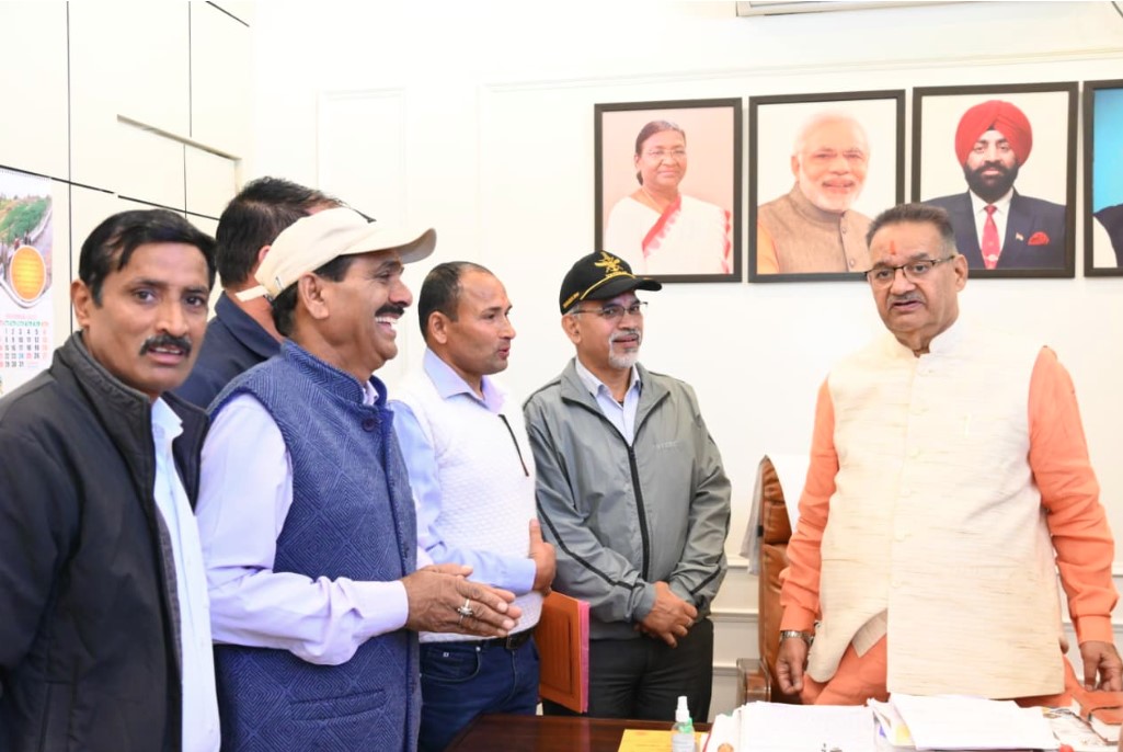 ग्राम्य विकास मंत्री गणेश जोशी से खत्याड़ी गांव प्रतिनिधिमंडल ने की मुलाकात