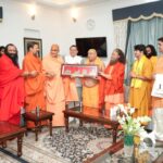 मुख्यमंत्री धामी ने शासकीय आवास पर किया संत समाज के दिग्गजों का स्वागत