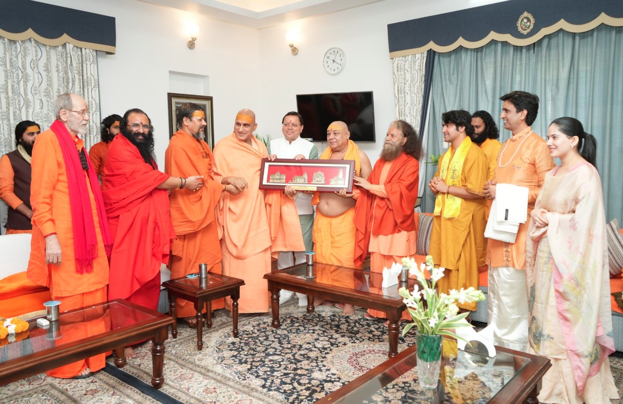 मुख्यमंत्री धामी ने शासकीय आवास पर किया संत समाज के दिग्गजों का स्वागत