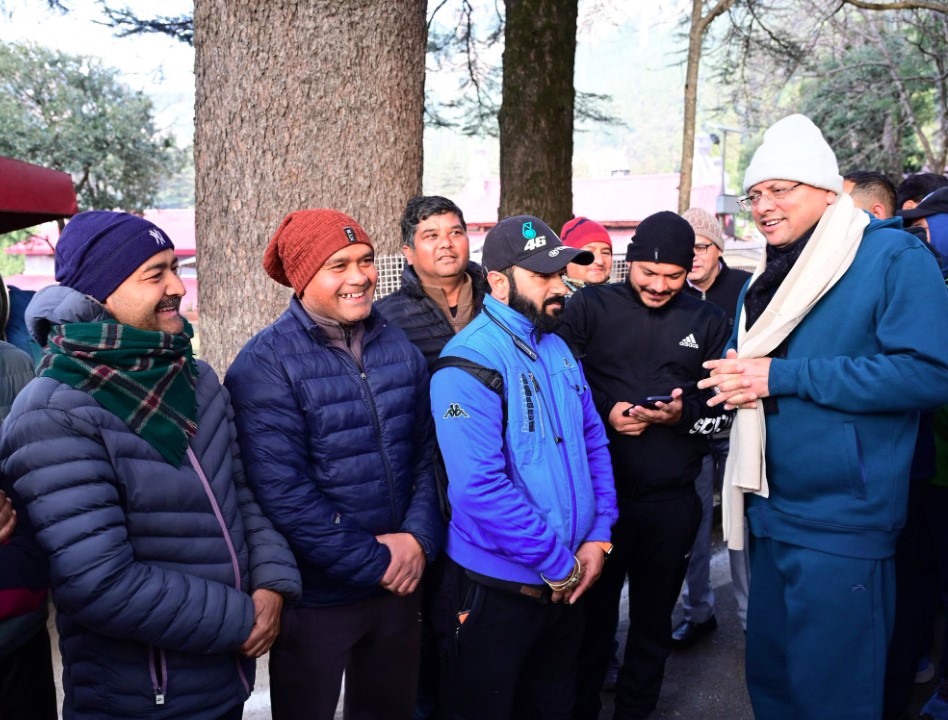 सीएम धामी ने सुबह भ्रमण के दौरान स्थानीय लोगों और पर्यटकों से किया संवाद