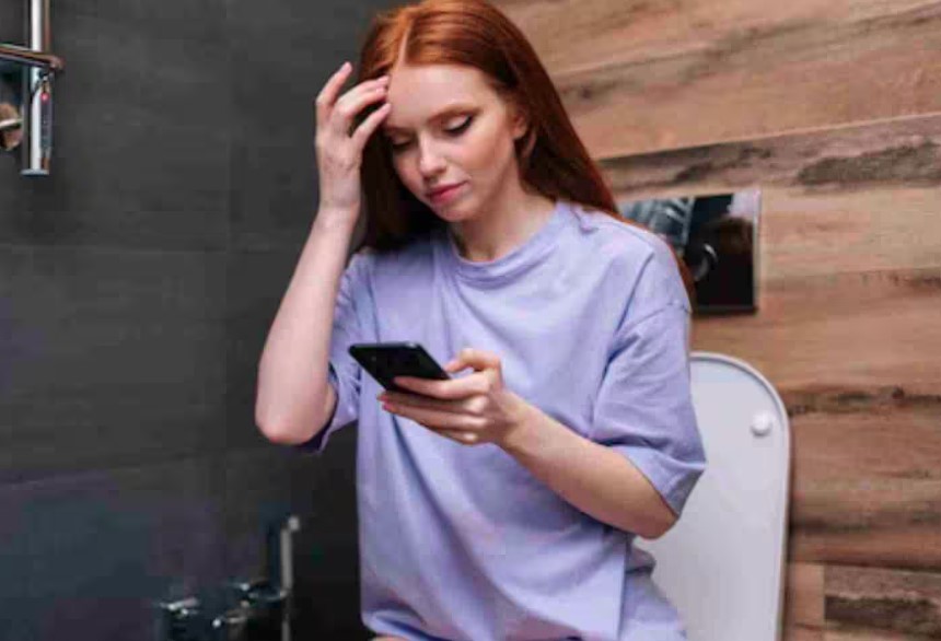 टॉयलेट में फोन चलाना बढ़ा रहा 46% तक पाइल्स का खतरा, स्टडी में हुआ खुलासा