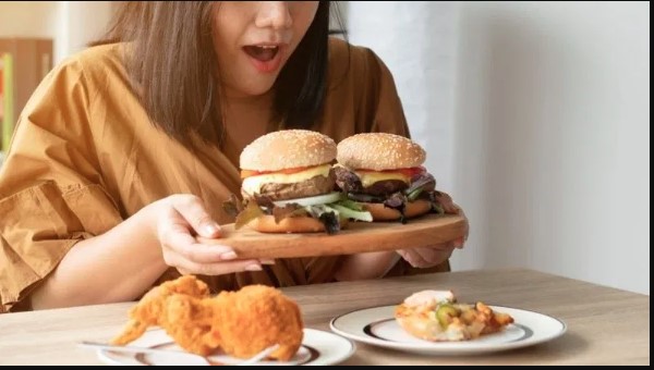 ठंड में जरूरत से ज्यादा खाना पड़ सकता है भारी, हार्ट से लेकर डायबिटीज तक का बढ़ सकता है खतरा