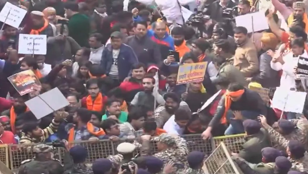 बांग्लादेश में हिंदू युवक की हत्या पर दिल्ली में बवाल, विश्व हिंदू परिषद ने किया जोरदार विरोध प्रदर्शन