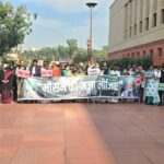 वायु प्रदूषण को लेकर विपक्षी नेताओं ने संसद भवन परिसर में किया जोरदार प्रदर्शन