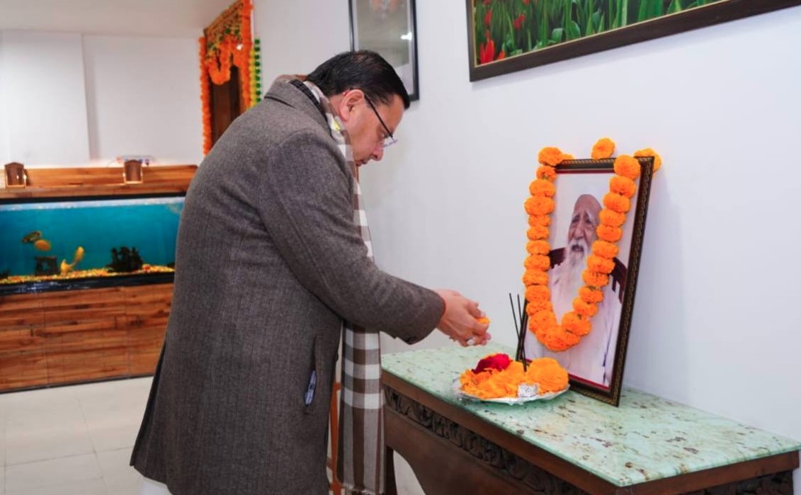 मुख्यमंत्री धामी ने स्वर्गीय सुन्दरलाल बहुगुणा की जयंती पर शासकीय आवास में दी श्रद्धांजलि