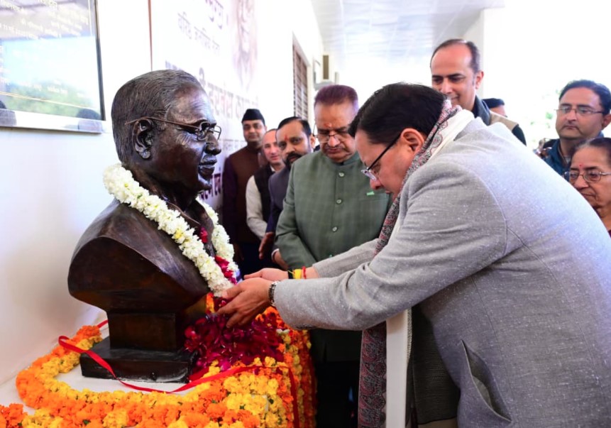 मुख्यमंत्री धामी ने स्व. हरबंस कपूर के छायाचित्र पर पुष्पांजलि अर्पित कर दी श्रद्धांजलि