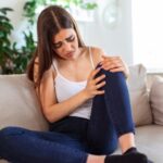 युवाओं में क्यों बढ़ रही घुटनों और जोड़ों के दर्द की समस्या, आइये जानते हैं इसके कारण