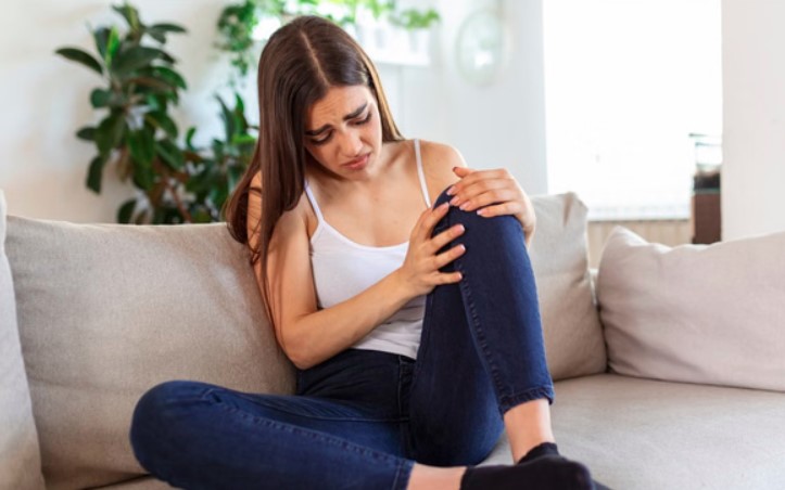 युवाओं में क्यों बढ़ रही घुटनों और जोड़ों के दर्द की समस्या, आइये जानते हैं इसके कारण