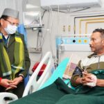 सीएम धामी ने दून अस्पताल पहुंचकर वरिष्ठ पत्रकार कैलाश जोशी का जाना हालचाल