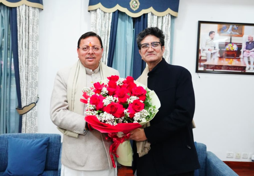 मुख्यमंत्री धामी से मिले गीतकार प्रसून जोशी