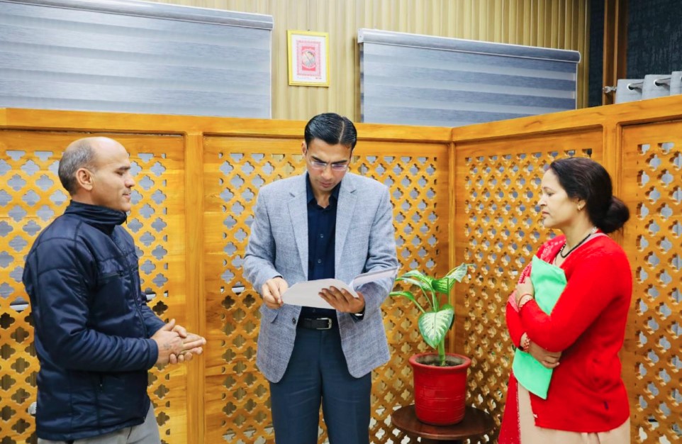 15 साल बाद विस्थापित परिवार को मिला आवासीय भूखंड का कब्जा