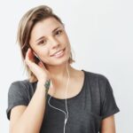 इयरफोन की लत बना सकती है आपको बहरा, समय रहते हो जायें सावधान