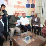 सैनिक कल्याण मंत्री गणेश जोशी से पूर्व सैनिकों ने की मुलाकात