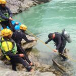 तीनधारा क्षेत्र में बड़ा हादसा, पिकअप वाहन नदी में गिरा, सर्च ऑपरेशन जारी