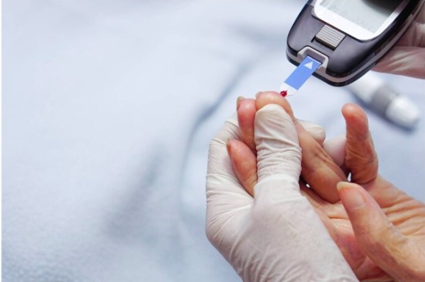 क्या लो ब्लड शुगर हाई ब्लड शुगर से ज्यादा खतरनाक है? आइये जानते हैं क्या कहते हैं स्वास्थ्य विशेषज्ञ
