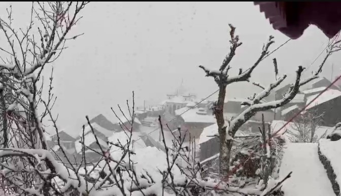 हर्षिल घाटी में भारी बर्फबारी, सुक्की टॉप पर सड़क बंद, कई गांवों का संपर्क टूटा