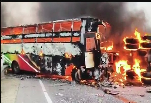आंध्र प्रदेश में भीषण सड़क हादसा, बस में आग लगने से 14 लोगों की मौत