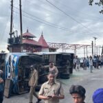 नैनीताल में बड़ा सड़क हादसा, अनियंत्रित होकर पलटी बस, एक की मौत, कई घायल