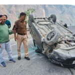 घोलतीर के पास हाईवे पर पलटी कार, रुद्रप्रयाग पुलिस ने चालक को निकाला सुरक्षित बाहर