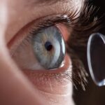 कॉन्टैक्ट लेंस लगाकर होली खेलना पड़ सकता है भारी, जान लीजिये इसके नुकसान