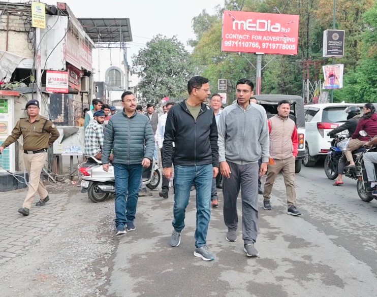 लोक निर्माण विभाग के सचिव पंकज पाण्डेय ने शहर के कई इलाकों का किया निरीक्षण