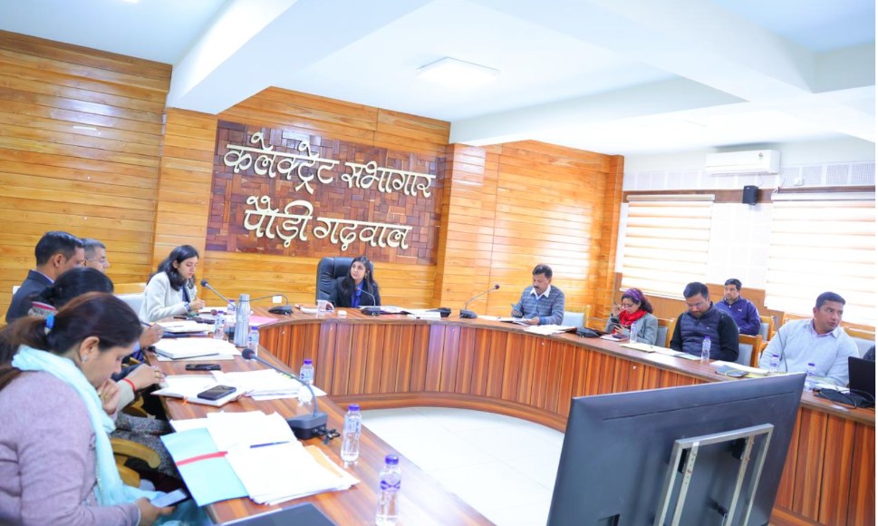 राजस्व वसूली, गैस वितरण, अतिक्रमण और एसआईआर की प्रगति की समीक्षा, जिलाधिकारी ने दिए कड़े निर्देश