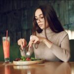 भोजन करने का सही तरीका कौन सा है, आइये जानते हैं क्या कहते हैं स्वास्थ्य विशेषज्ञ