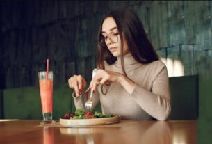 भोजन करने का सही तरीका कौन सा है, आइये जानते हैं क्या कहते हैं स्वास्थ्य विशेषज्ञ