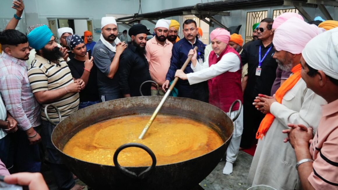 श्रीमहंत देवेन्द्र दास जी महाराज ने संगत के साथ दी लंगर सेवा