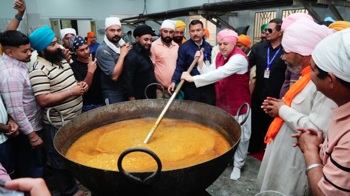 श्रीमहंत देवेन्द्र दास जी महाराज ने संगत के साथ दी लंगर सेवा