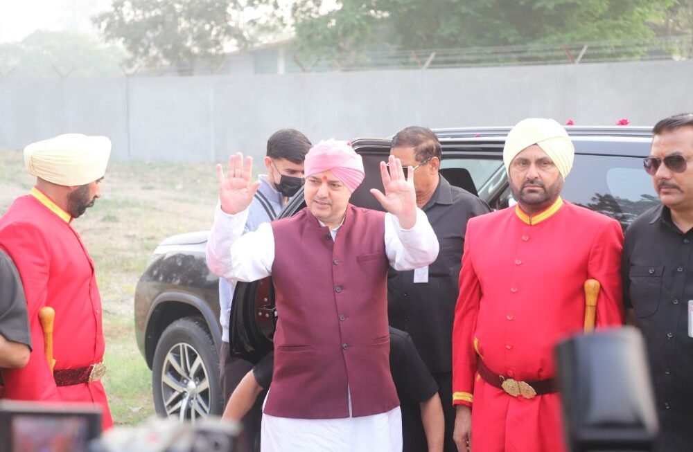 94 फीट ऊंचे नए ध्वजदण्ड को उठाकर श्री दरबार साहिब पहुंची संगतें