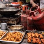 गैस सिलिंडर संकट का असर, ढाबों और रेहड़ियों में बढे खाने-पीने के दाम