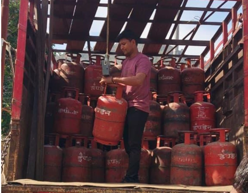 श्रीनगर में गैस सिलेंडरों की कालाबाजारी पर शिकंजा, वितरण वाहन में मिले 9 भरे सिलेंडर