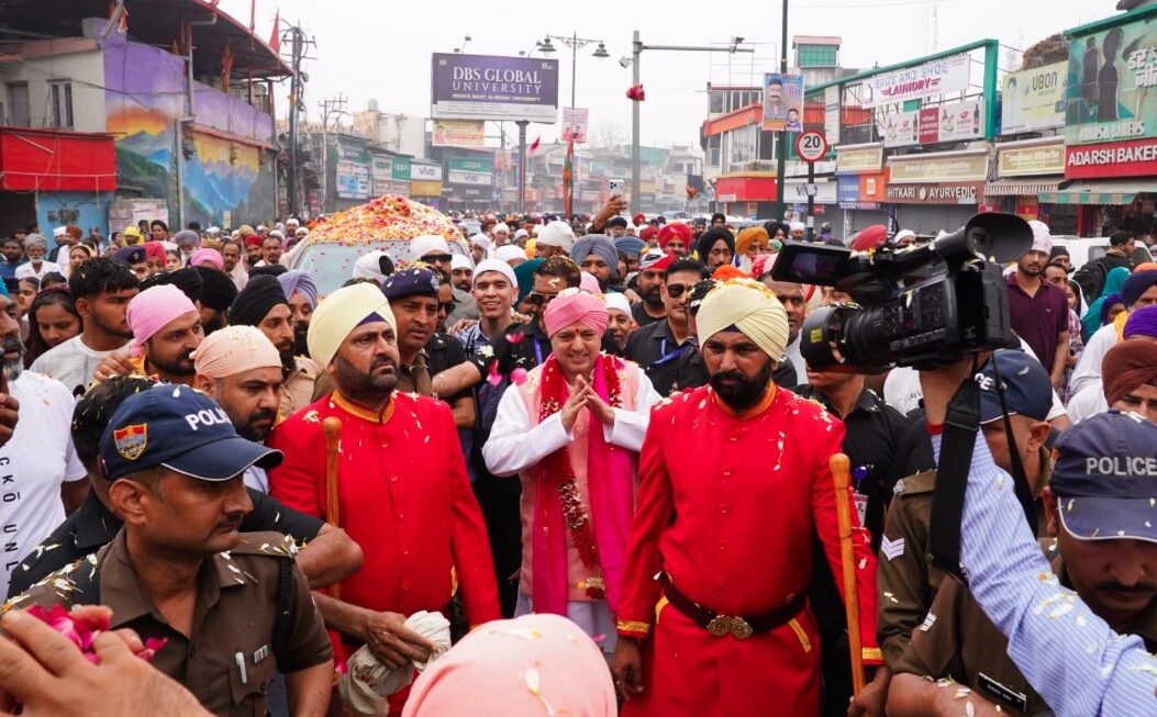 पुष्प वर्षा के साथ नगर परिक्रमा में गूंजे श्री गुरु राम राय जी महाराज के जयकारे