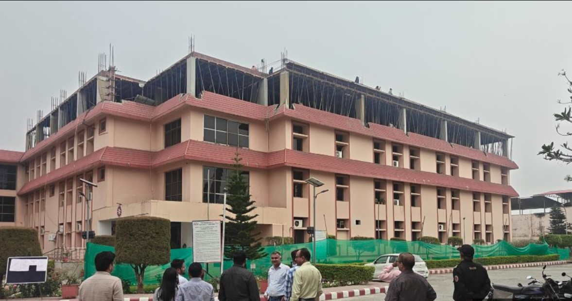 एमडीडीए की सख्त कार्रवाई, धौरण रोड स्थित अवैध रूप से निर्मित एवं संचालित “हेल्पिंग हेल्थ” हॉस्पिटल सील