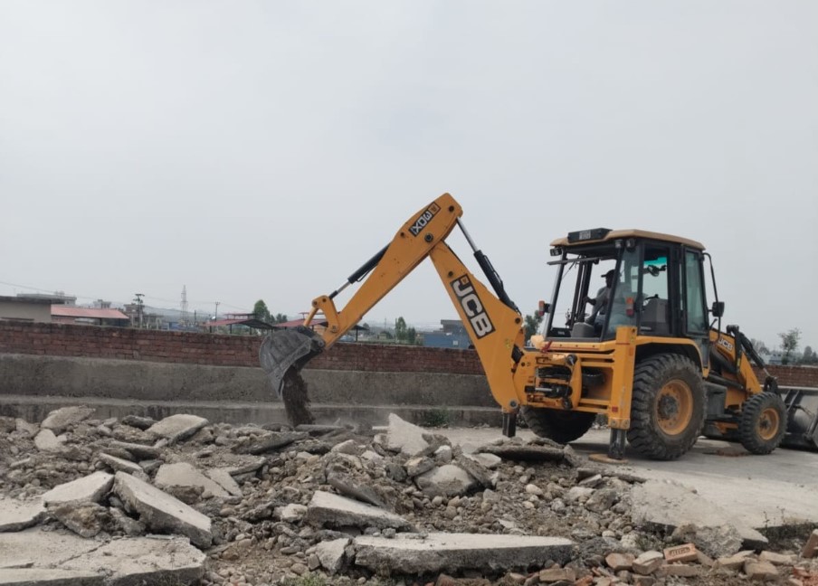 गणेशपुर में 30 बीघा की अवैध प्लॉटिंग पर चला एमडीडीए का बुलडोजर