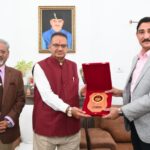 मंत्री गणेश जोशी से मिले गढ़वाल राइफल्स के कर्नल ऑफ द् रेजिमेंट लेफ्टिनेंट जनरल दिनेश सिंह राणा