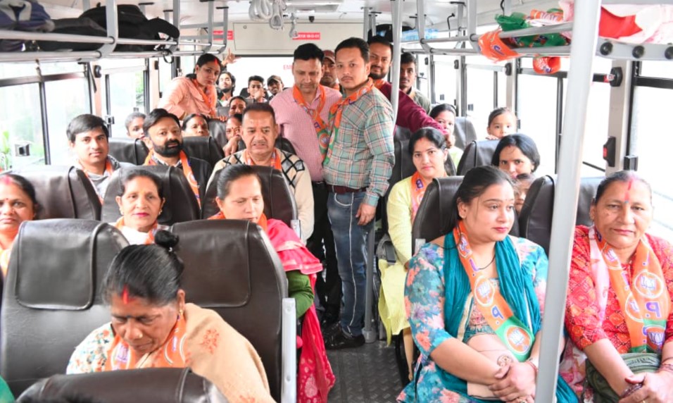 पार्टी कार्यकर्ताओं संग हरिद्वार रवाना हुए कैबिनेट मंत्री गणेश जोशी