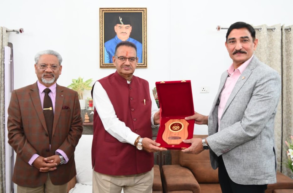 मंत्री गणेश जोशी से मिले गढ़वाल राइफल्स के कर्नल ऑफ द् रेजिमेंट लेफ्टिनेंट जनरल दिनेश सिंह राणा