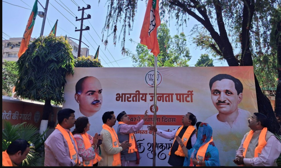 भाजपा का 47वां स्थापना दिवस, प्रदेश अध्यक्ष महेंद्र भट्ट ने किया ध्वजारोहण