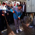 मुख्यमंत्री धामी ने स्वयं झाडू लगाकर दिया स्वच्छता का संदेश