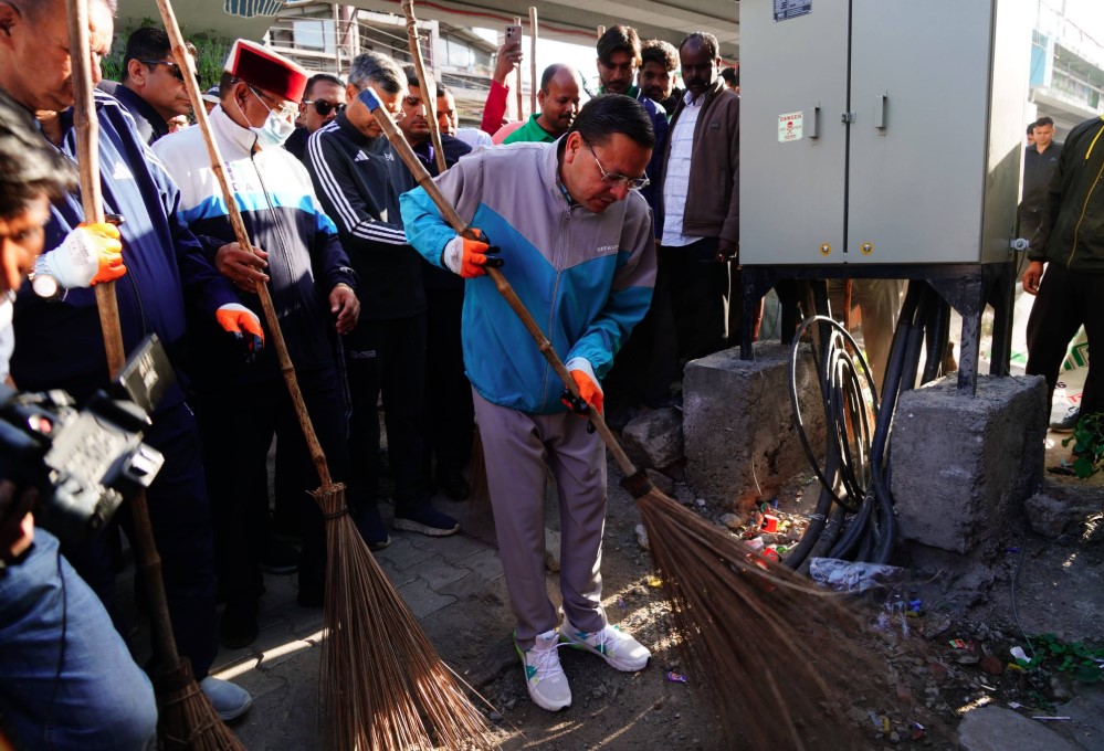 मुख्यमंत्री धामी ने स्वयं झाडू लगाकर दिया स्वच्छता का संदेश