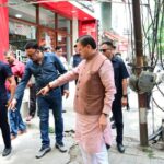 जन शिकायत की पड़ताल करने मौके पर पहुंचे सीएम, वीडियो कॉल के जरिए अधिकारियों को दिखाई स्थिति